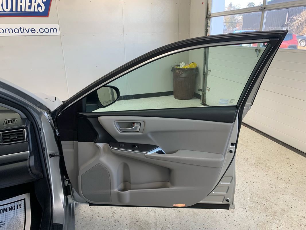 Used 2017 Toyota Camry SE w/ Moonroof Package image 27