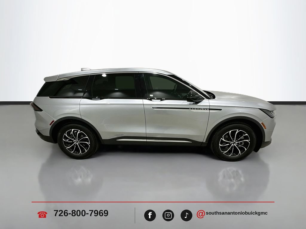 Used 2025 Lincoln Nautilus Premier AWD/4WD image 9