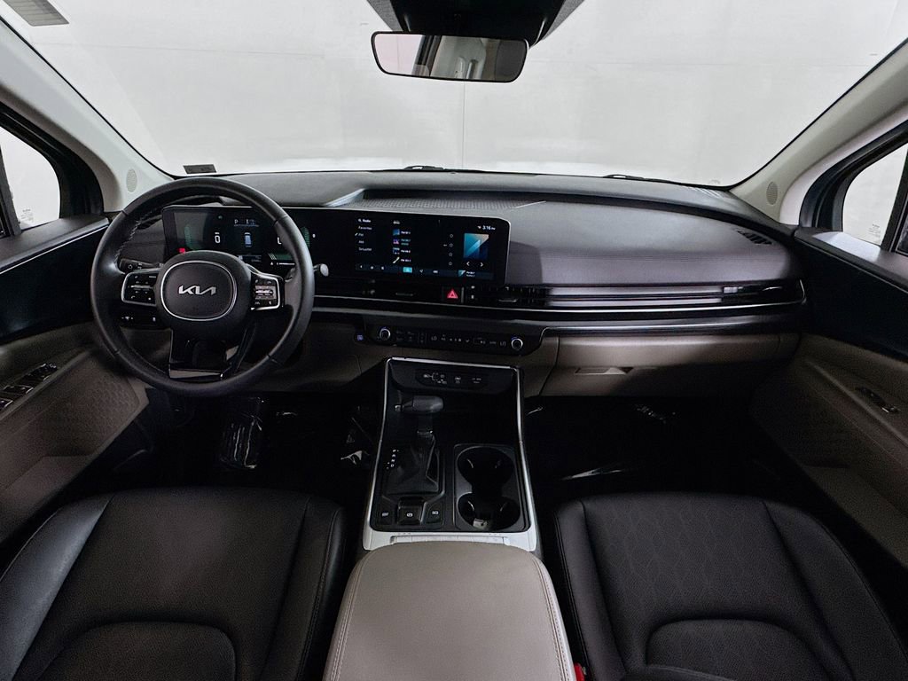 Used 2025 Kia Carnival FWD image 30