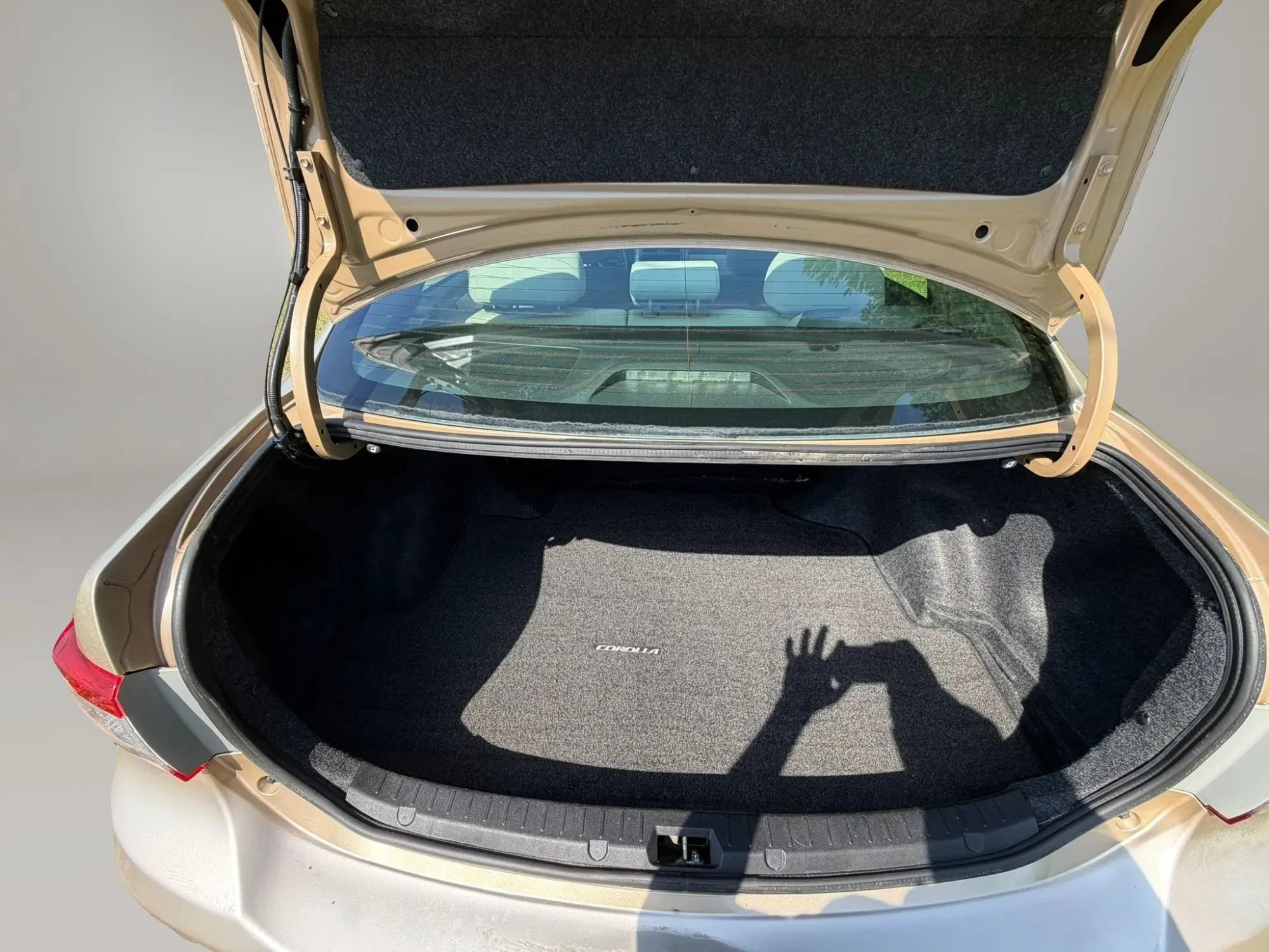 Used 2012 Toyota Corolla LE FWD image 16