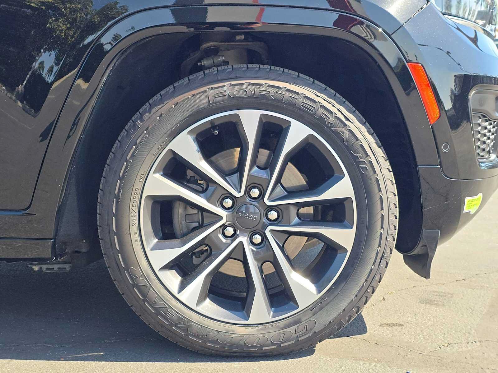 Used 2022 Jeep Grand Cherokee Overland w/ Luxury Tech Group IV AWD/4WD image 9