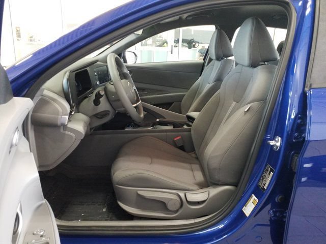 Certified 2025 Hyundai Elantra SE FWD image 12