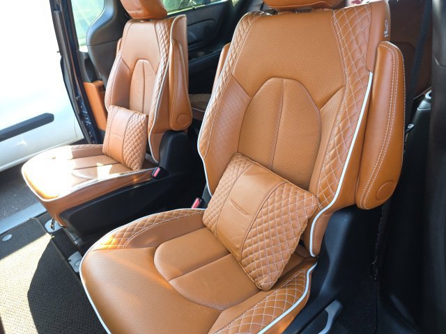 Used 2025 Chrysler Pacifica Pinnacle FWD image 10