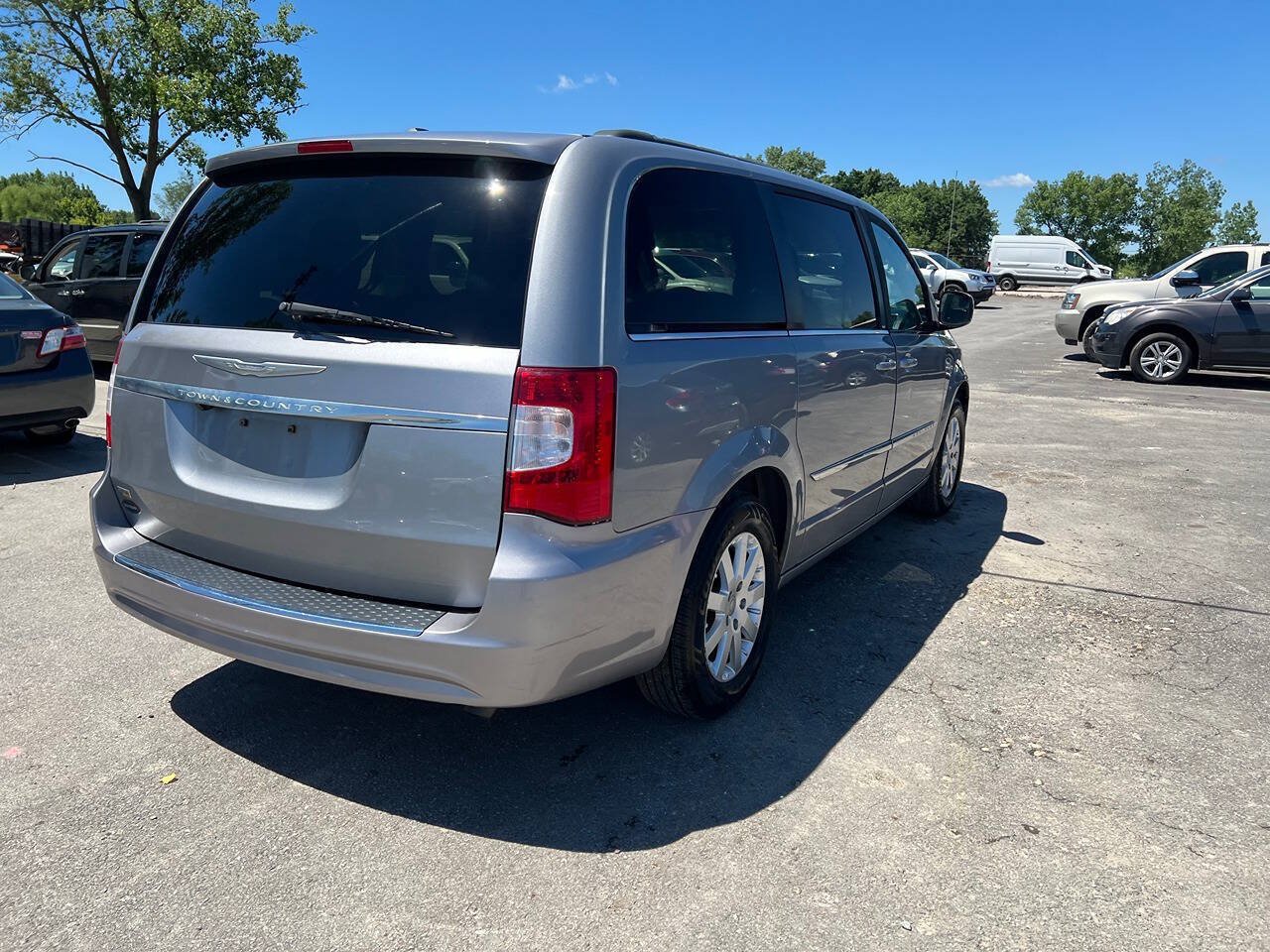 Used 2014 Chrysler Town & Country Touring FWD image 22