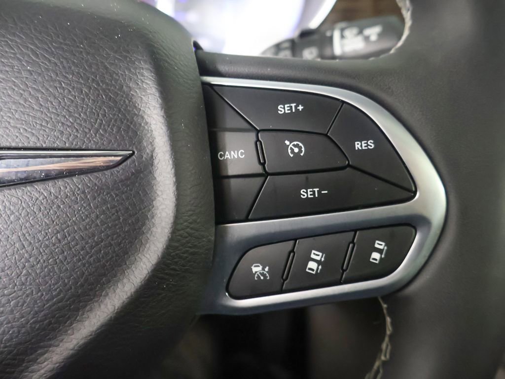 Used 2024 Chrysler Pacifica Limited FWD image 45