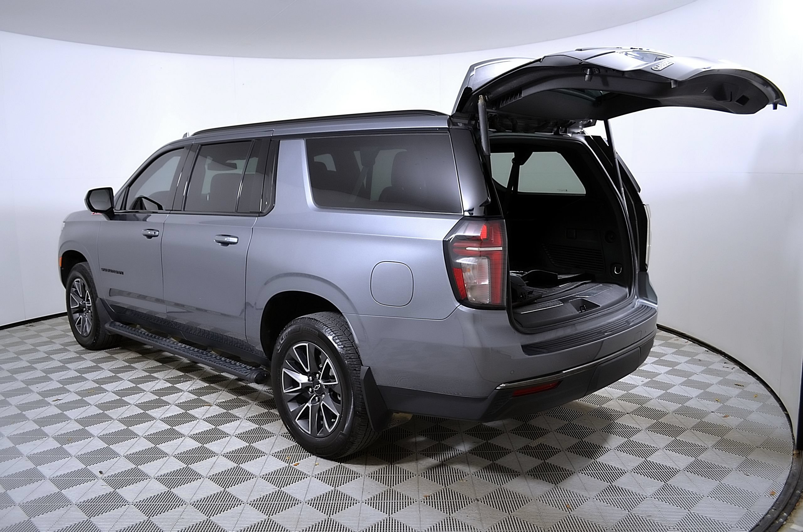 Used 2021 Chevrolet Suburban Z71 w/ Rear Media and Nav Package AWD/4WD image 10