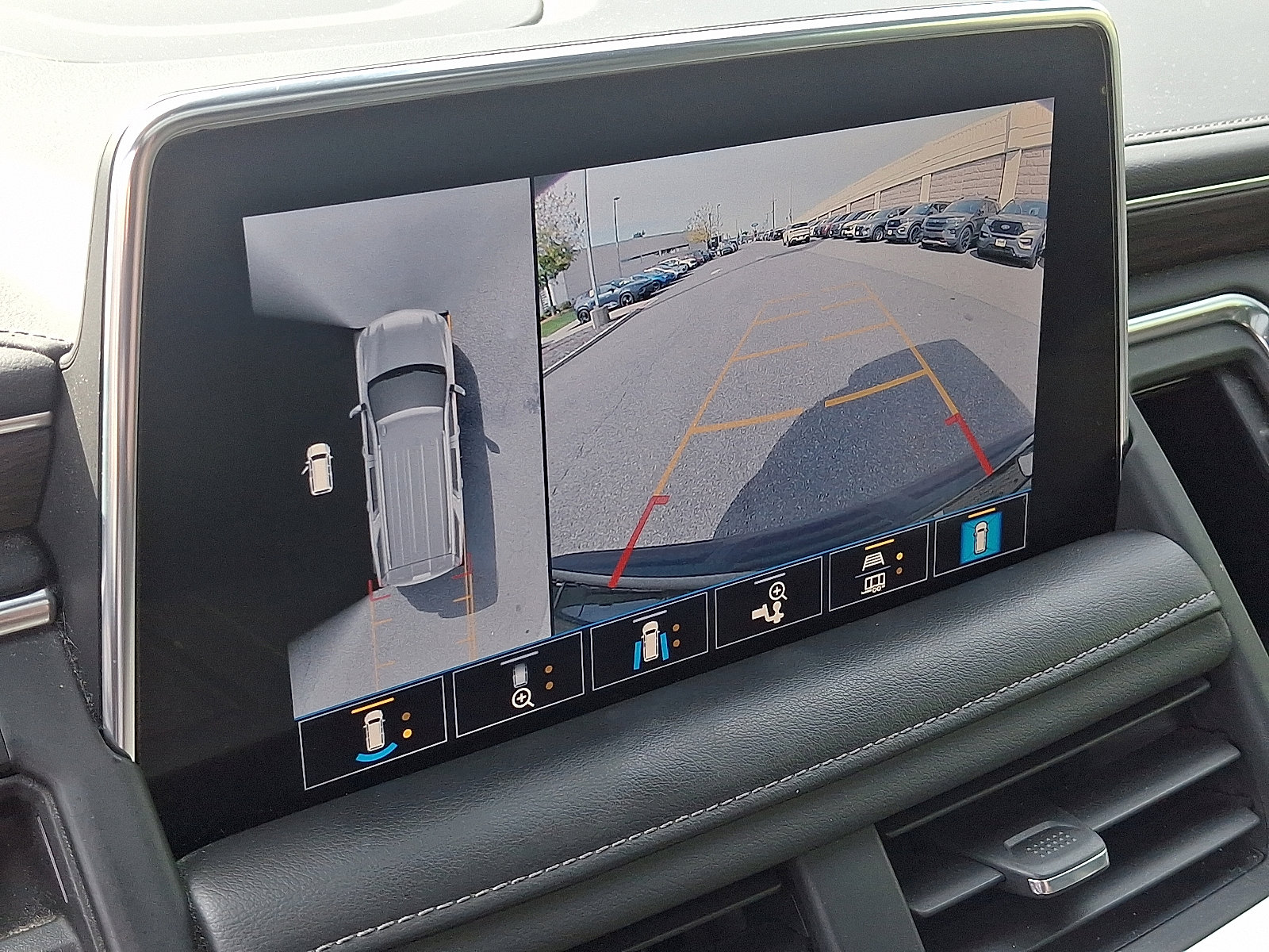 Used 2021 Chevrolet Tahoe Z71 w/ Z71 Signature Package image 18