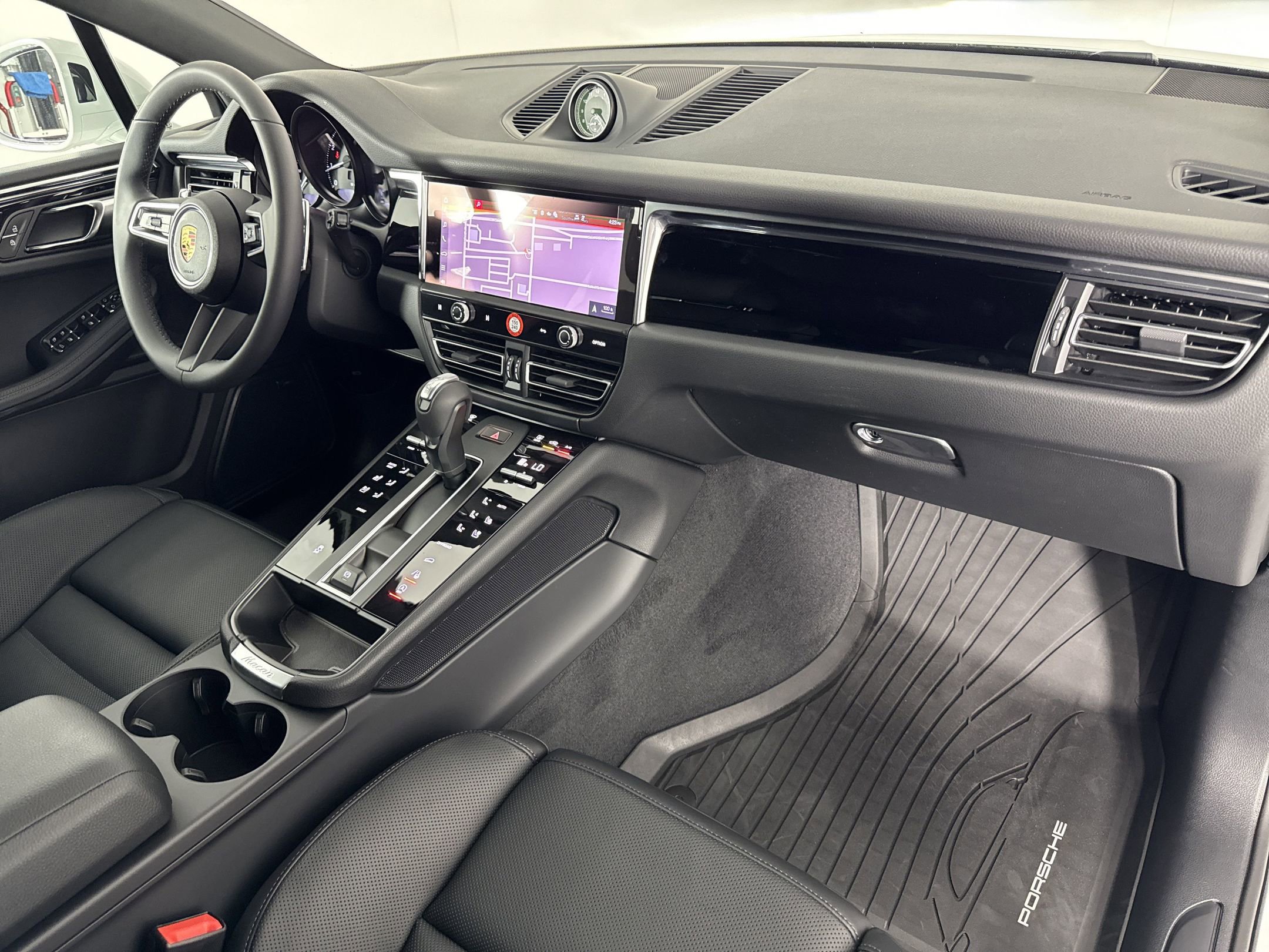 Certified 2025 Porsche Macan image 30