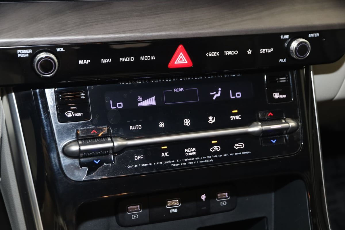 Used 2024 Kia Carnival EX FWD image 32