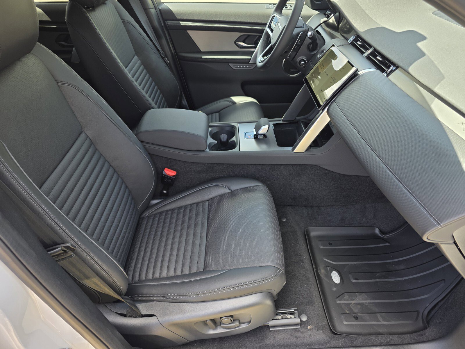 New 2026 Land Rover Discovery Sport Landmark image 3