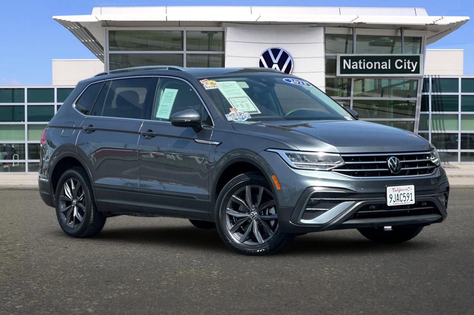 Certified 2023 Volkswagen Tiguan SE w/ Panoramic Sunroof Package image 2