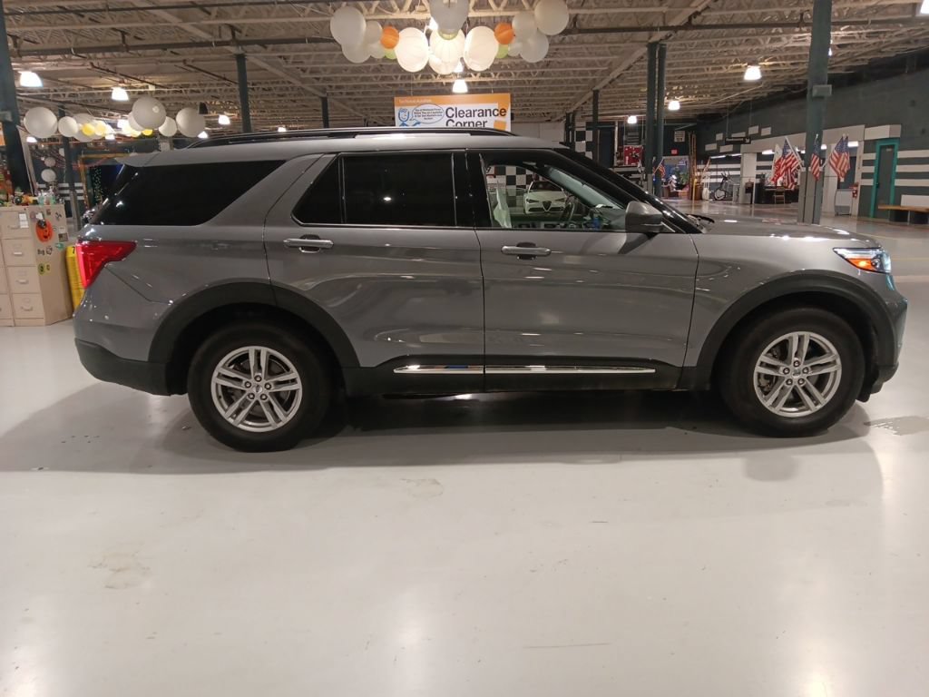 Used 2023 Ford Explorer XLT w/ Equipment Group 202A AWD/4WD image 8