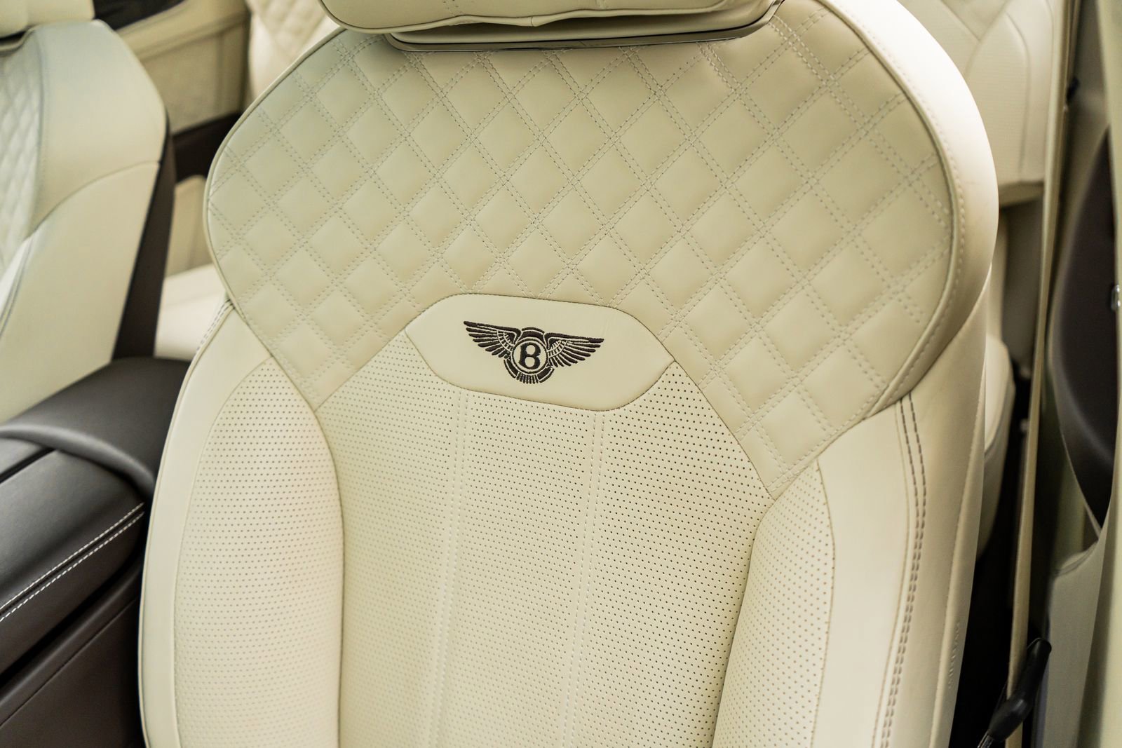 Used 2022 Bentley Bentayga image 30