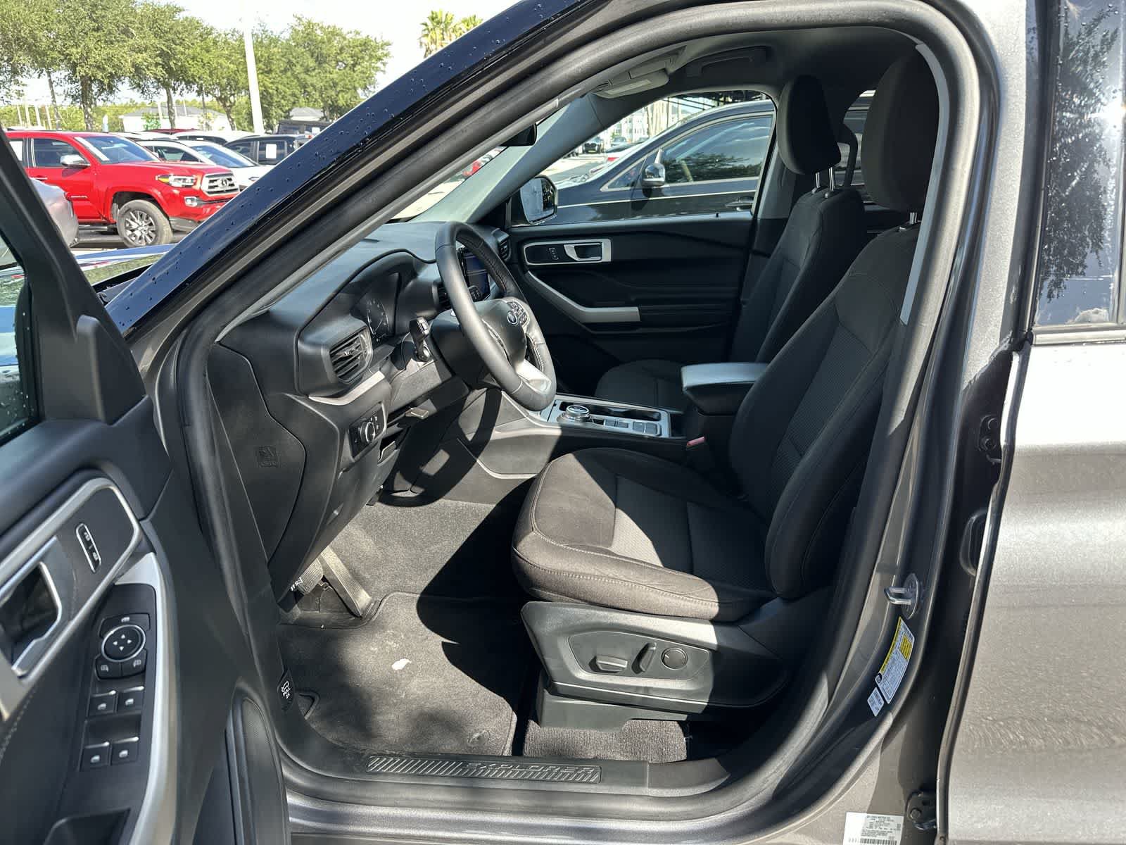 Used 2023 Ford Explorer XLT RWD image 2