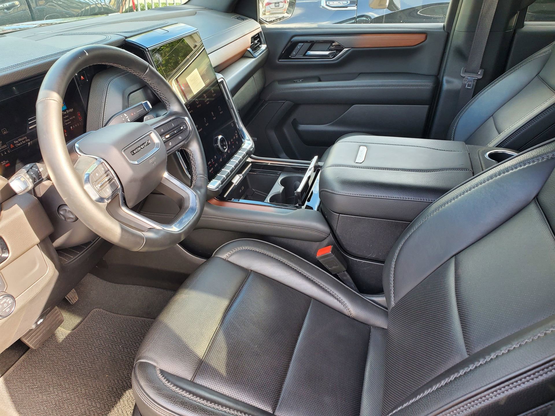 Used 2025 GMC Yukon Denali RWD image 23
