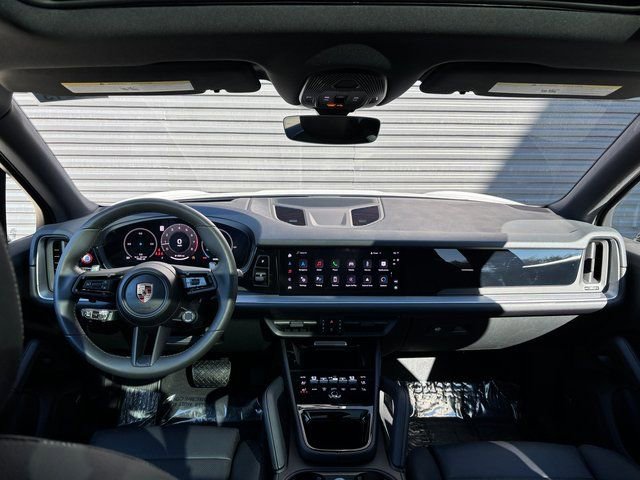 Used 2025 Porsche Cayenne AWD/4WD image 13