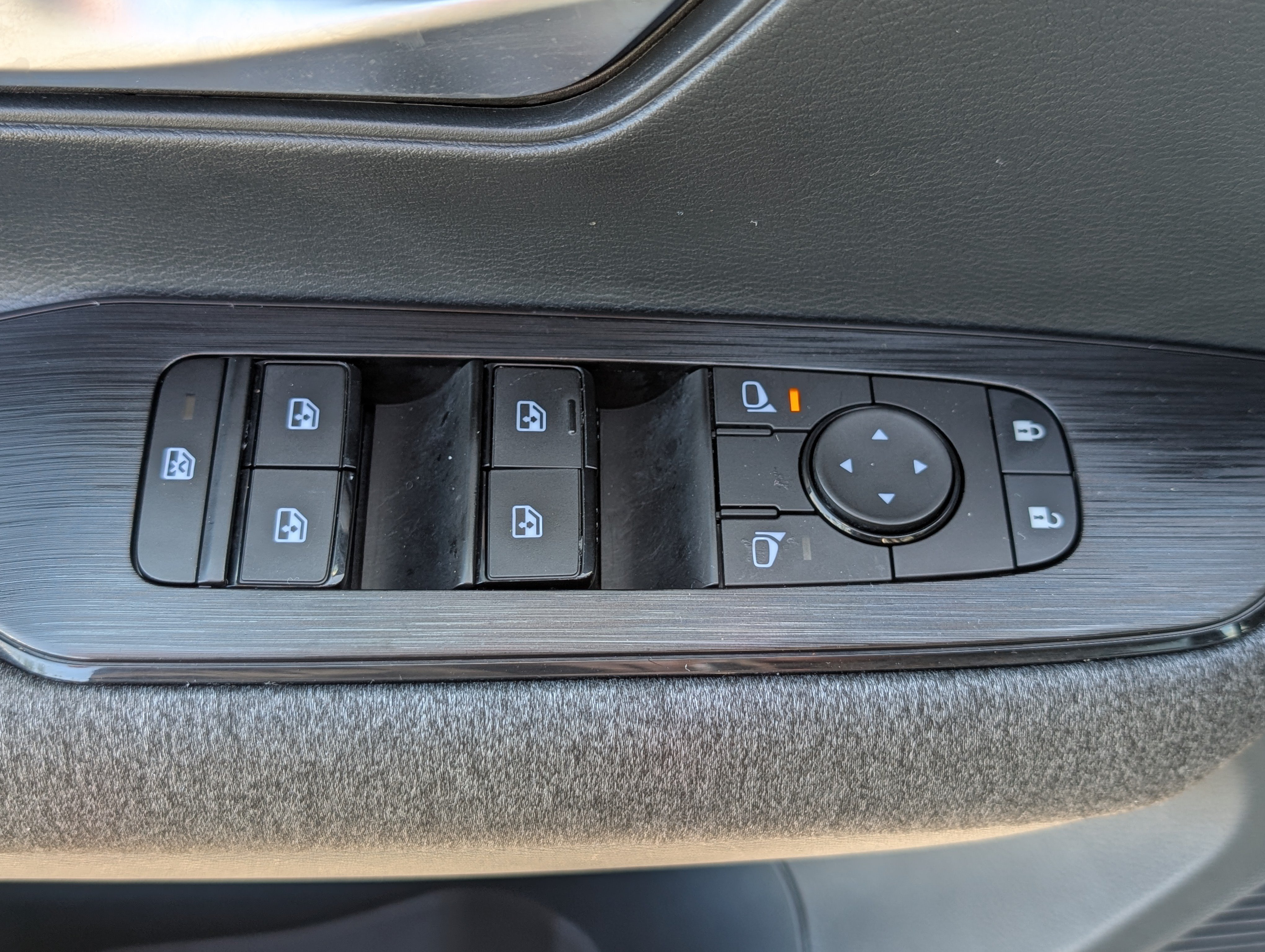 Certified 2025 Nissan Kicks SV AWD/4WD image 18
