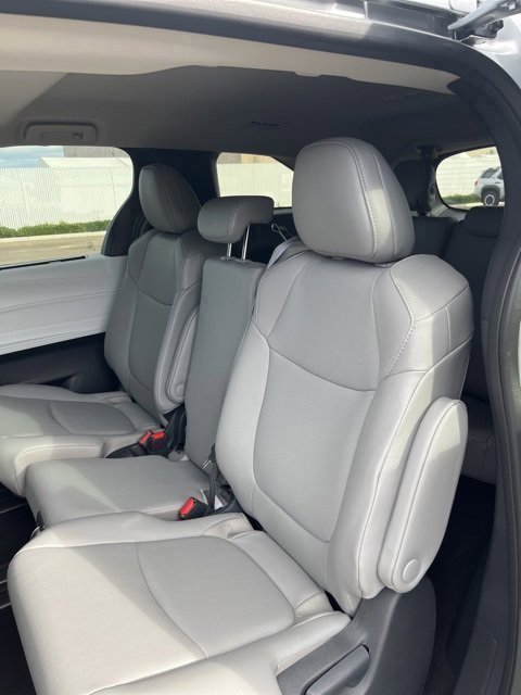 Used 2025 Toyota Sienna XLE image 10