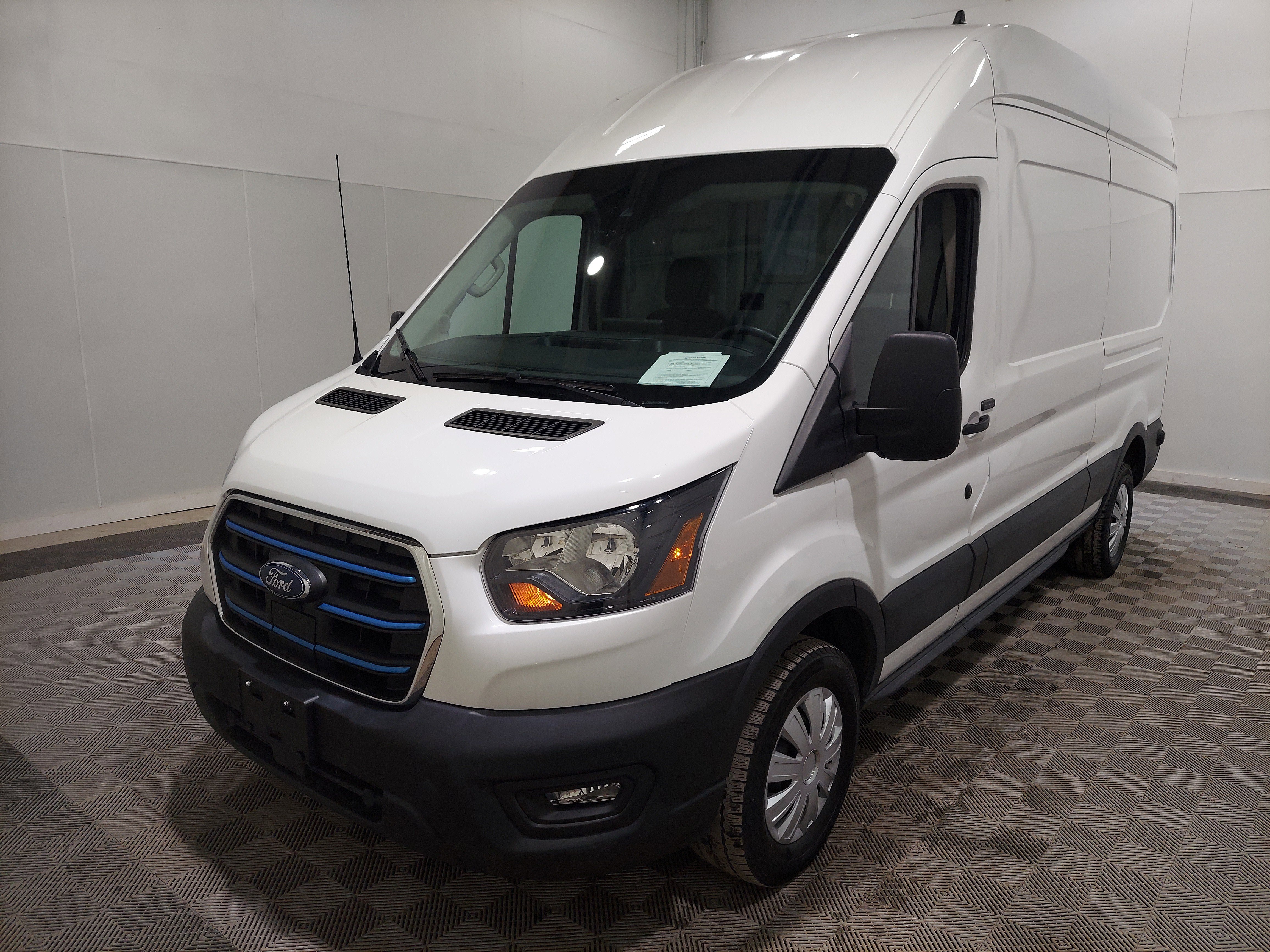 Used 2023 Ford E-Transit 148 High Roof RWD image 1