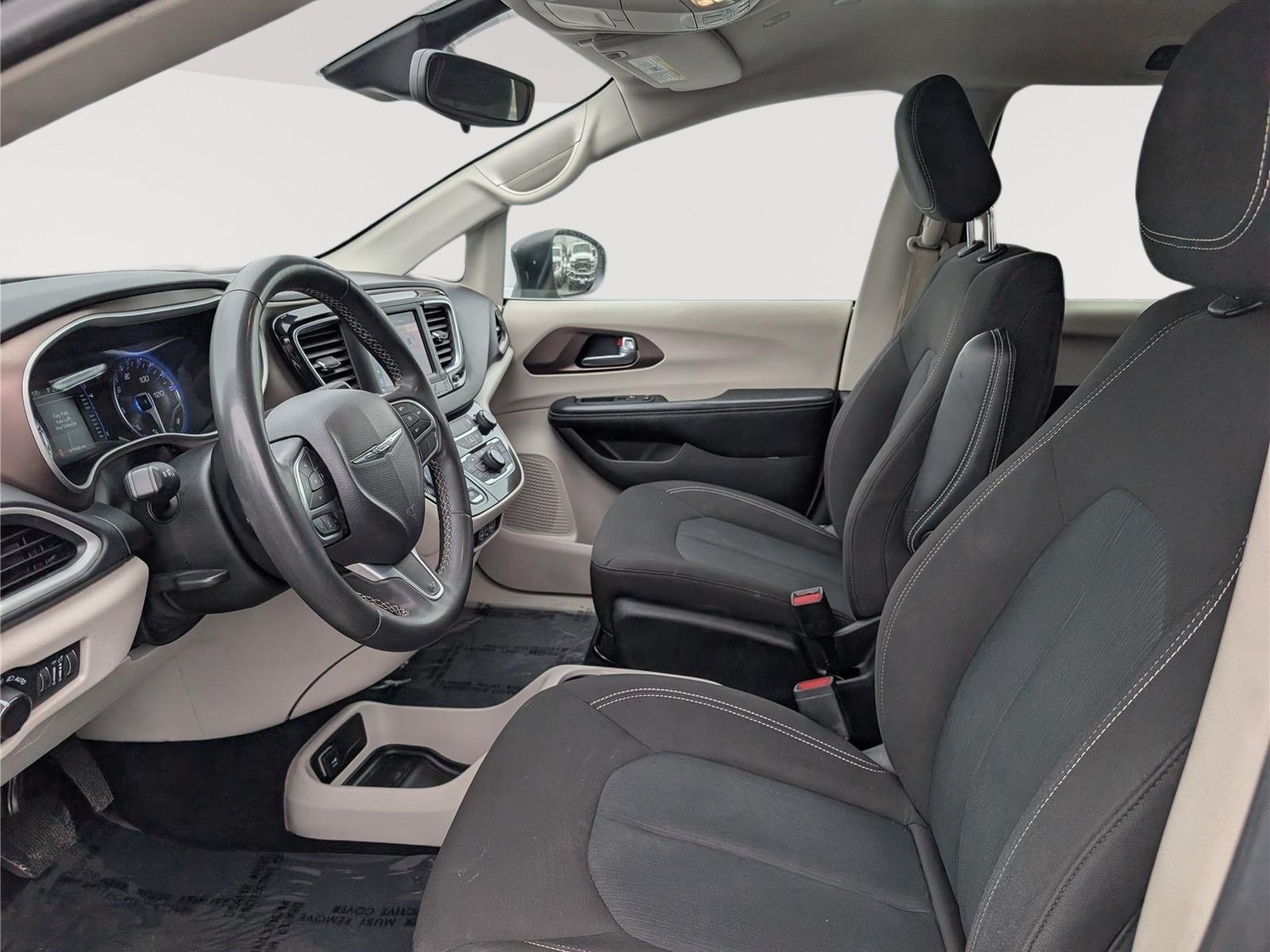 Used 2023 Chrysler Voyager LX FWD image 16