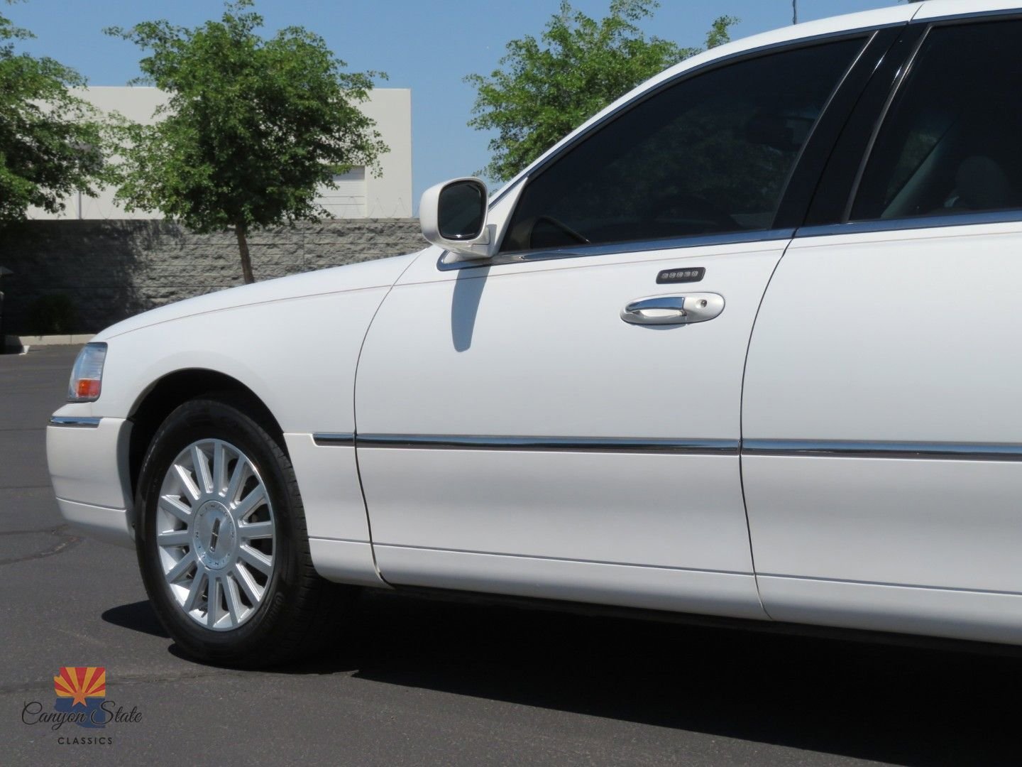 Used 2003 Lincoln Town Car Executive image 22