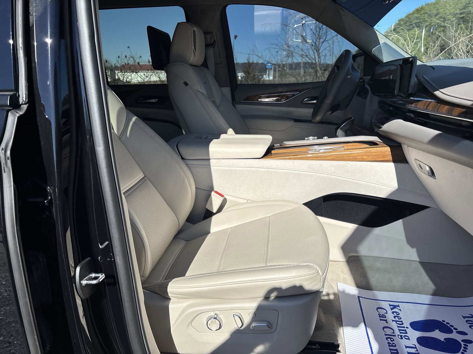 Used 2024 Cadillac Escalade Sport Platinum w/ LPO, ONYX Package image 28