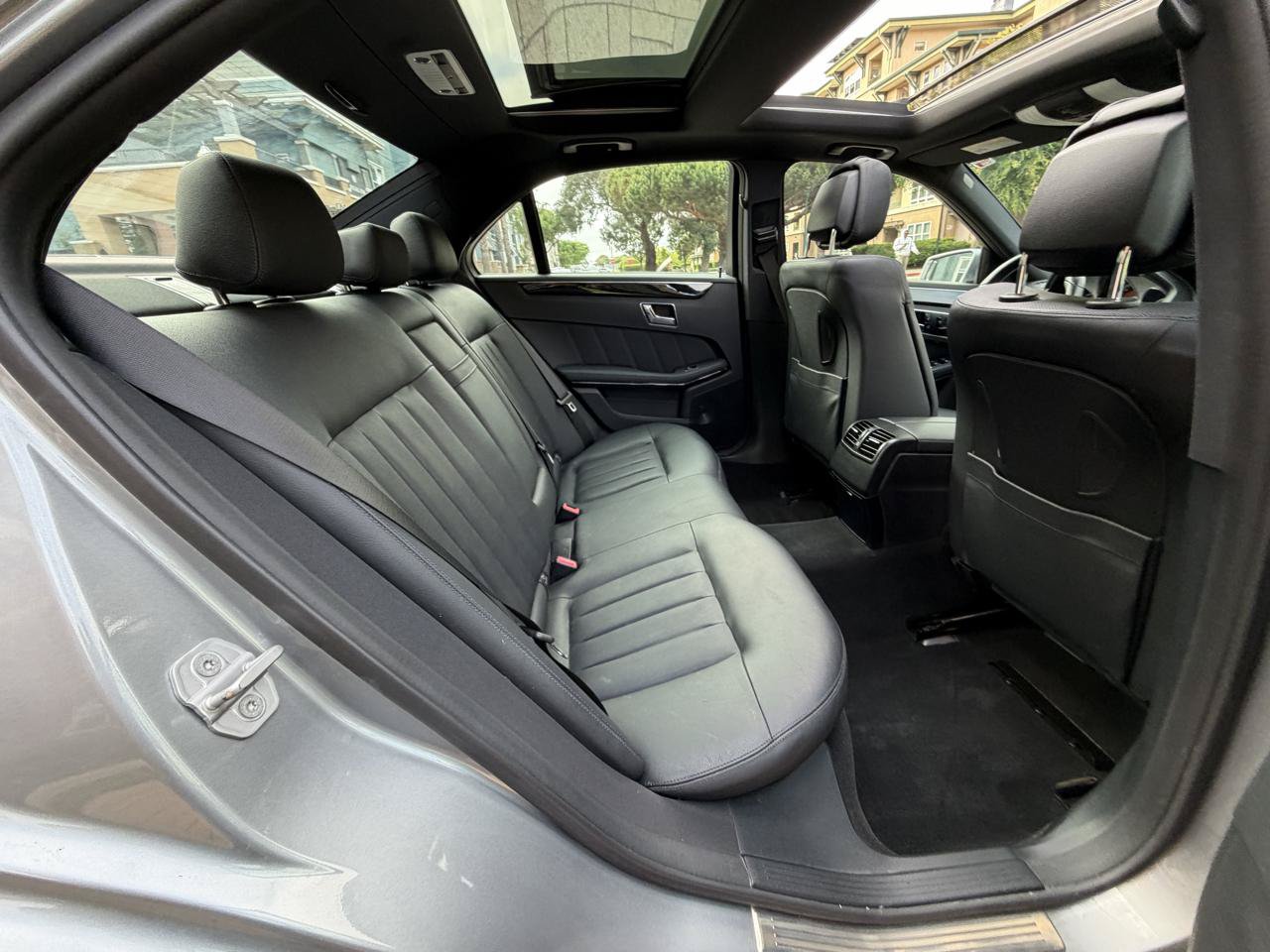 Used 2010 Mercedes-Benz E 550 Sedan image 40
