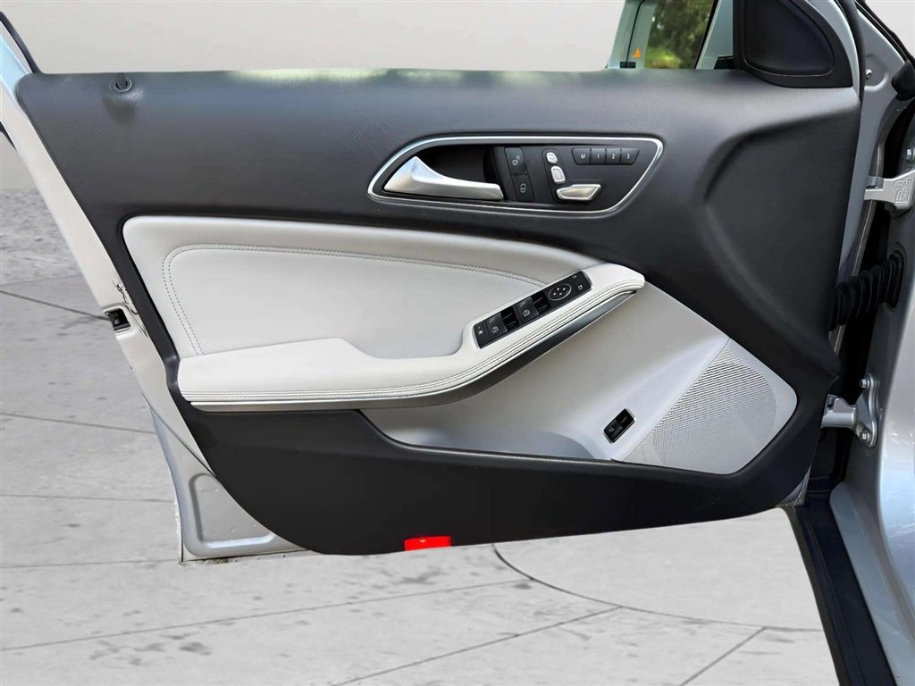 Used 2019 Mercedes-Benz GLA 250 4MATIC image 14