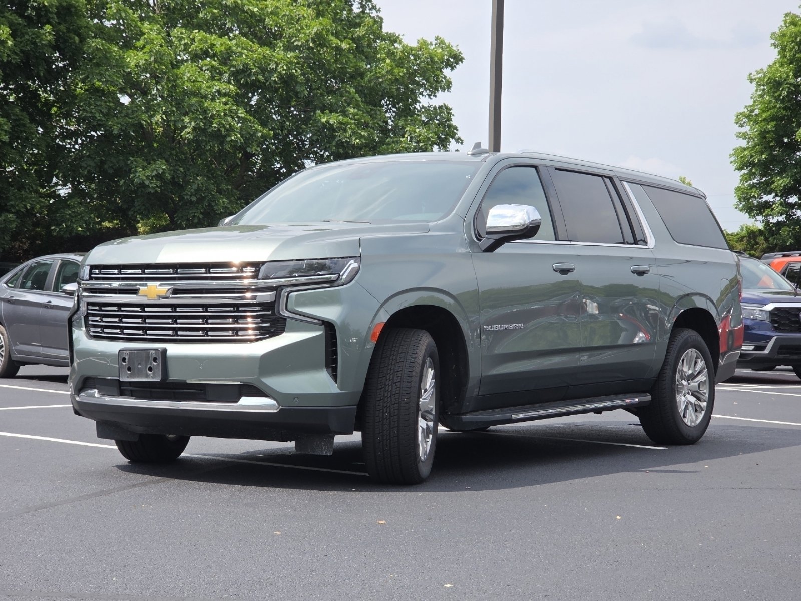 Used 2023 Chevrolet Suburban Premier AWD/4WD image 17