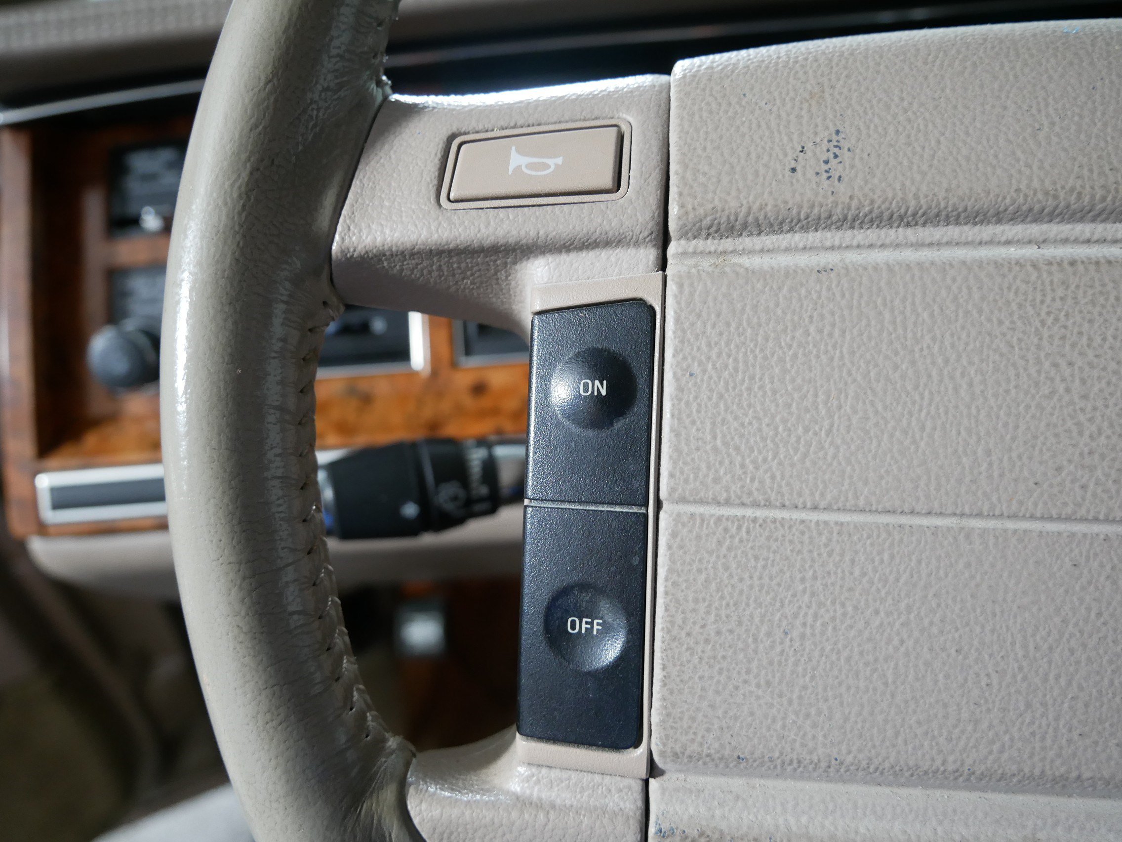 Used 1993 Lincoln Town Car Signature RWD image 28