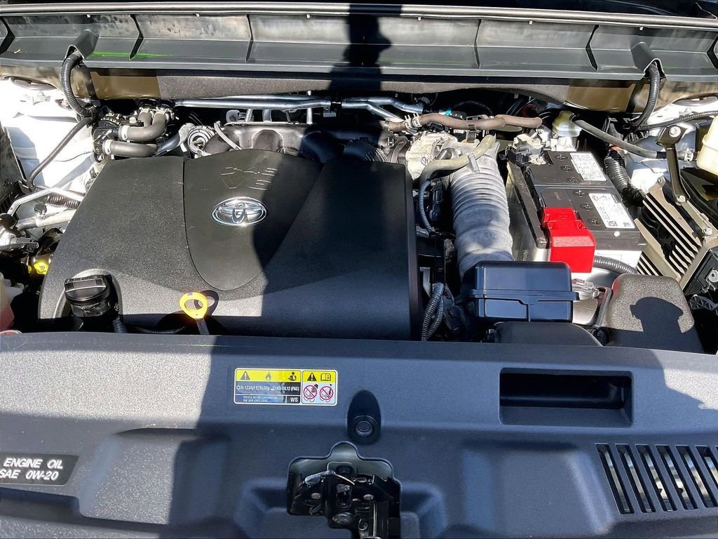 Used 2021 Toyota Highlander LE AWD/4WD image 29