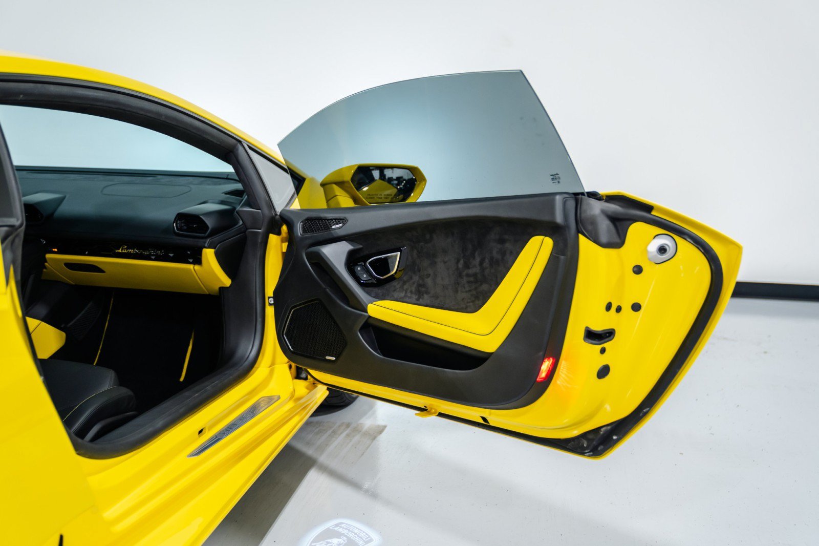Used 2021 Lamborghini Huracan EVO RWD image 27