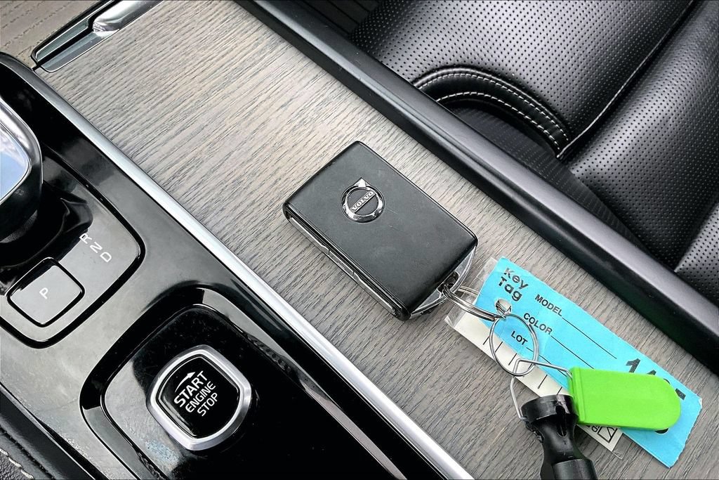 Certified 2024 Volvo XC90 T8 Ultimate w/ Protection Package Premier AWD/4WD image 13