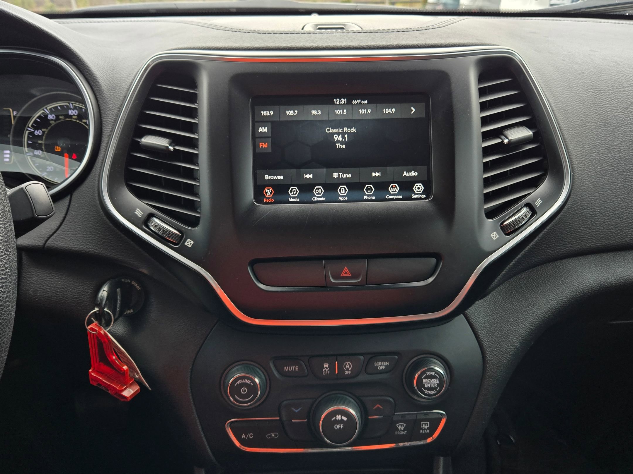 Used 2019 Jeep Cherokee Latitude w/ Popular Appearance Group image 15