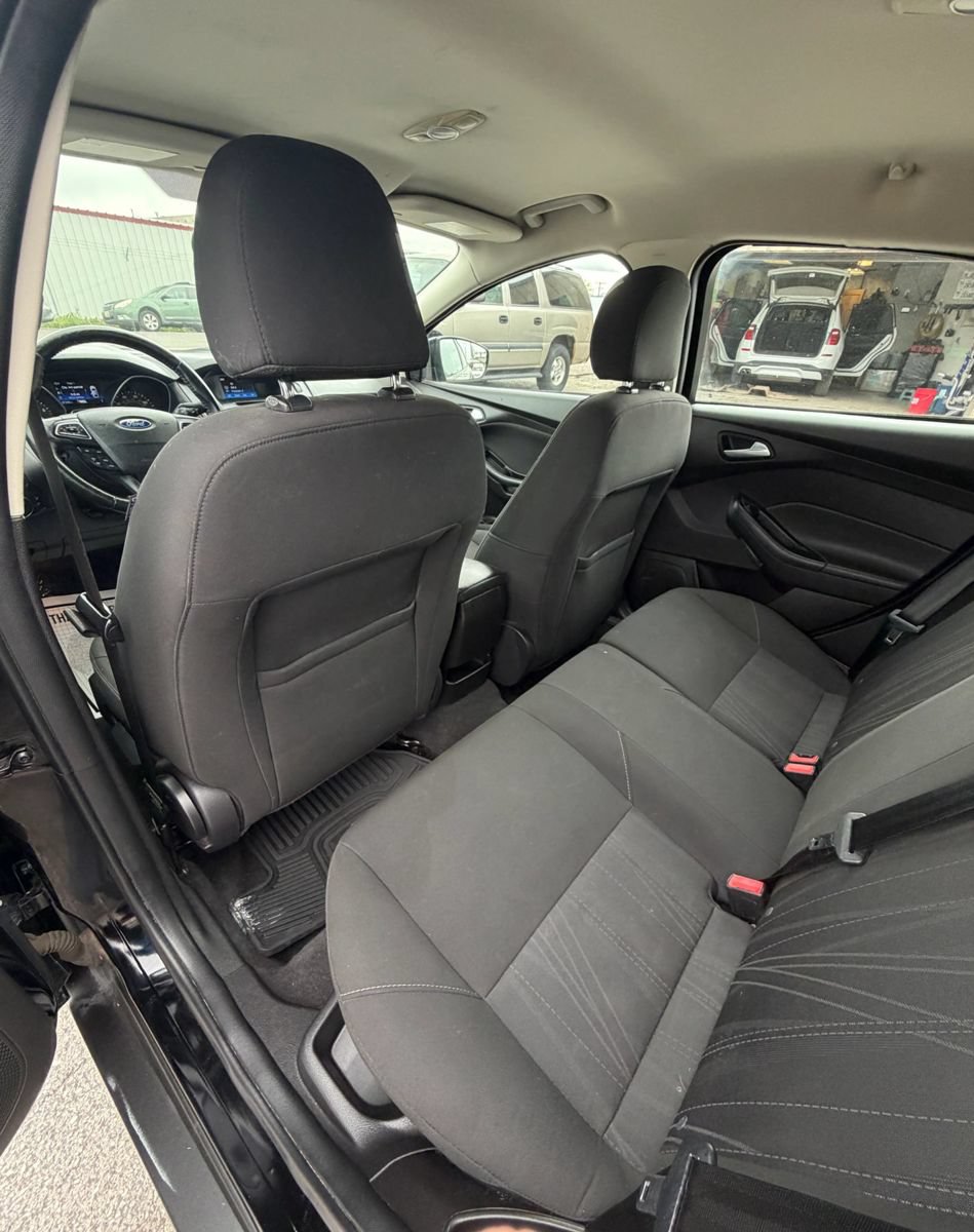 Used 2016 Ford Focus SE w/ SE Cold Weather Package FWD image 17