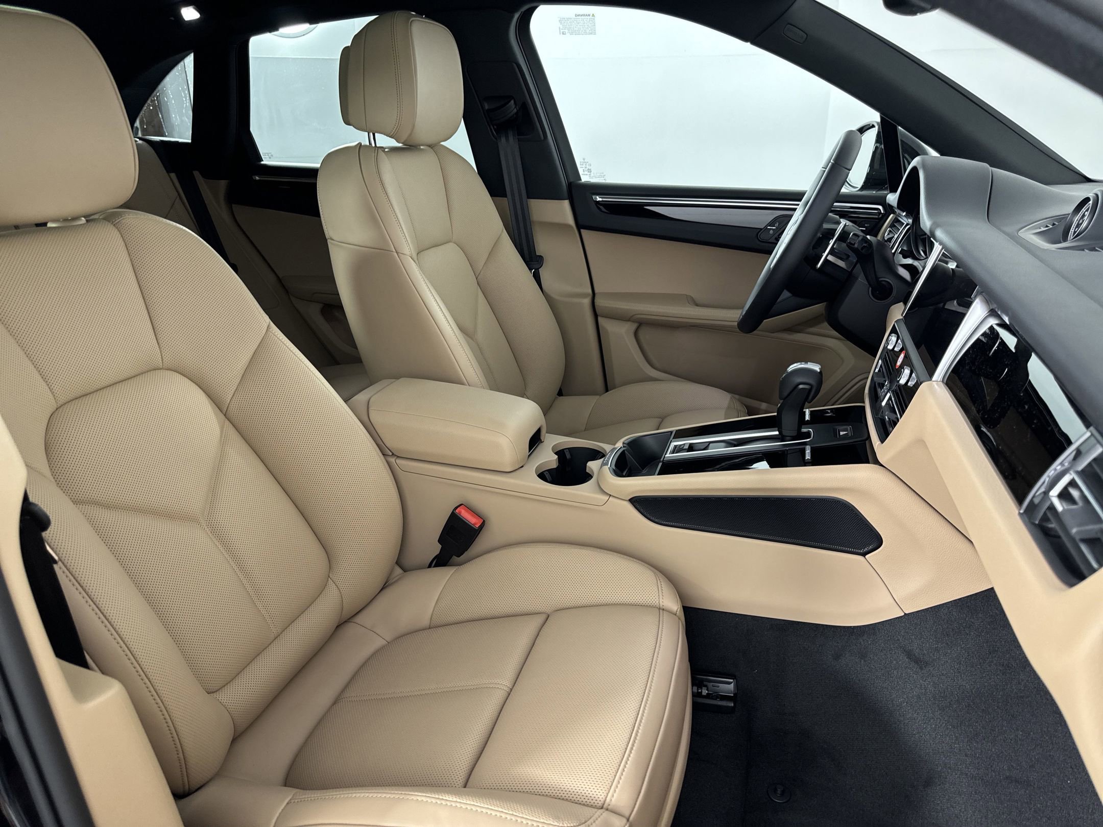 Certified 2025 Porsche Macan image 28