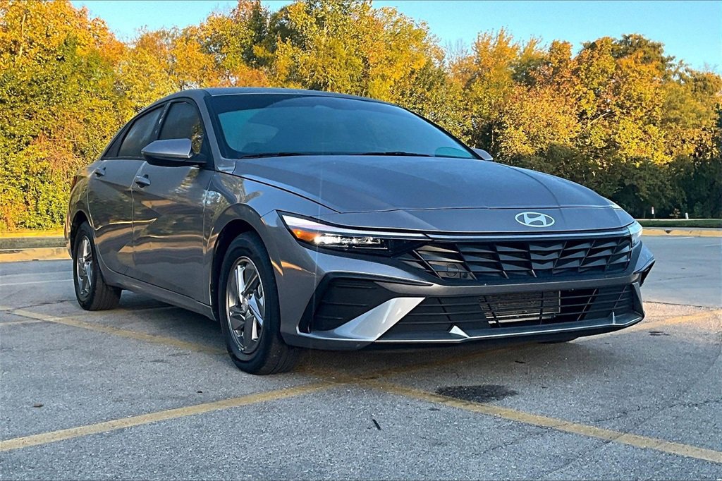Used 2025 Hyundai Elantra SE image 3