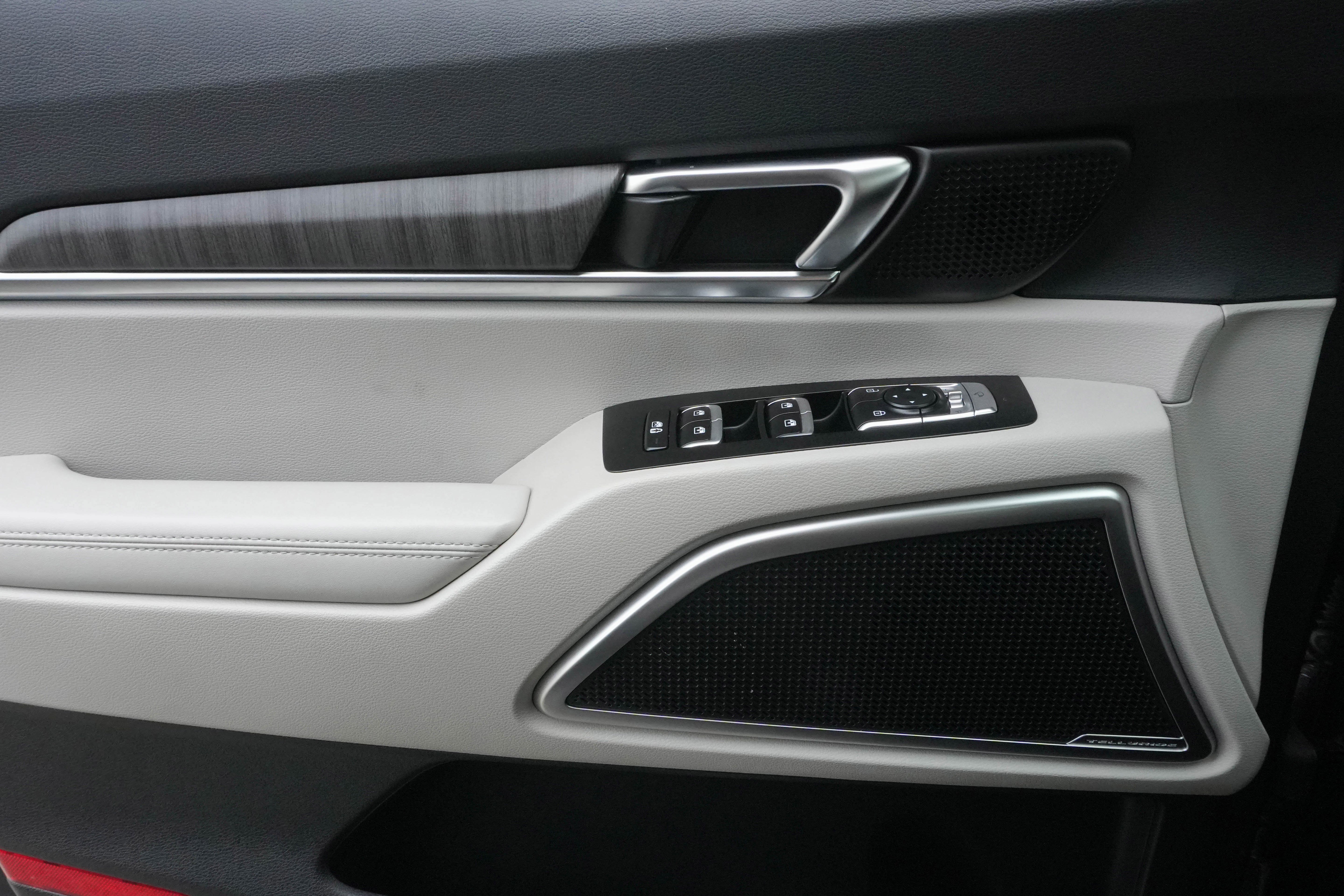 Used 2025 Kia Telluride EX w/ EX Captain's Chair Package image 30