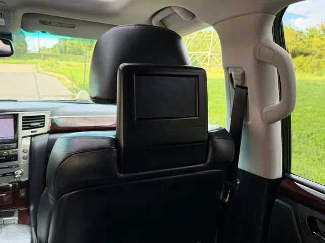 Used 2013 Lexus LX 570 4WD w/ Luxury Pkg image 24