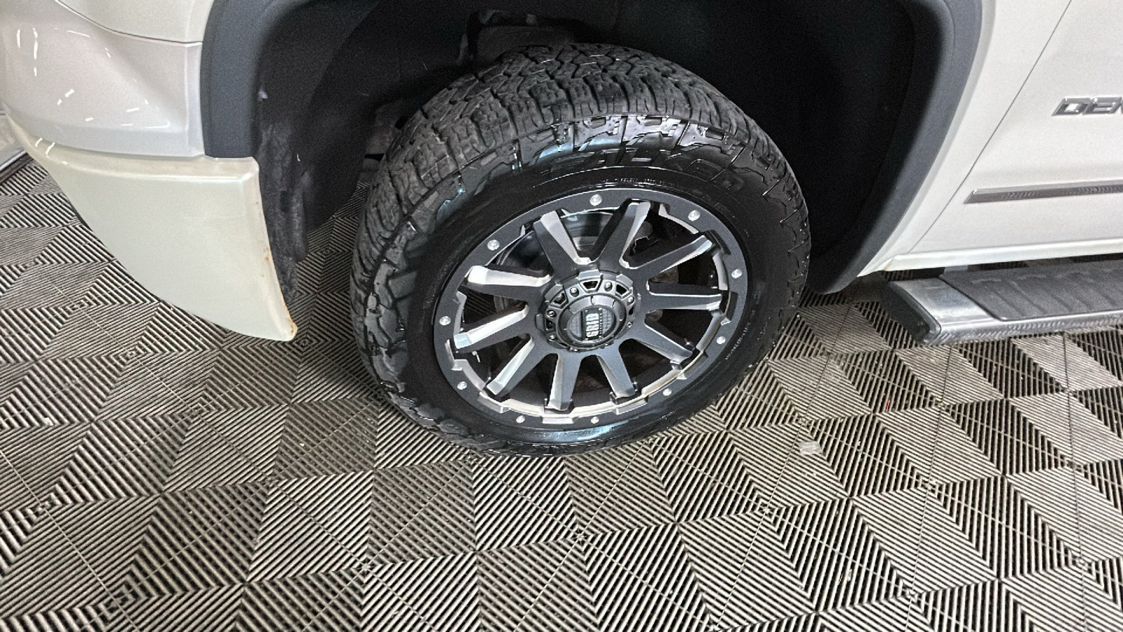 Used 2014 GMC Sierra 1500 Denali AWD/4WD image 9