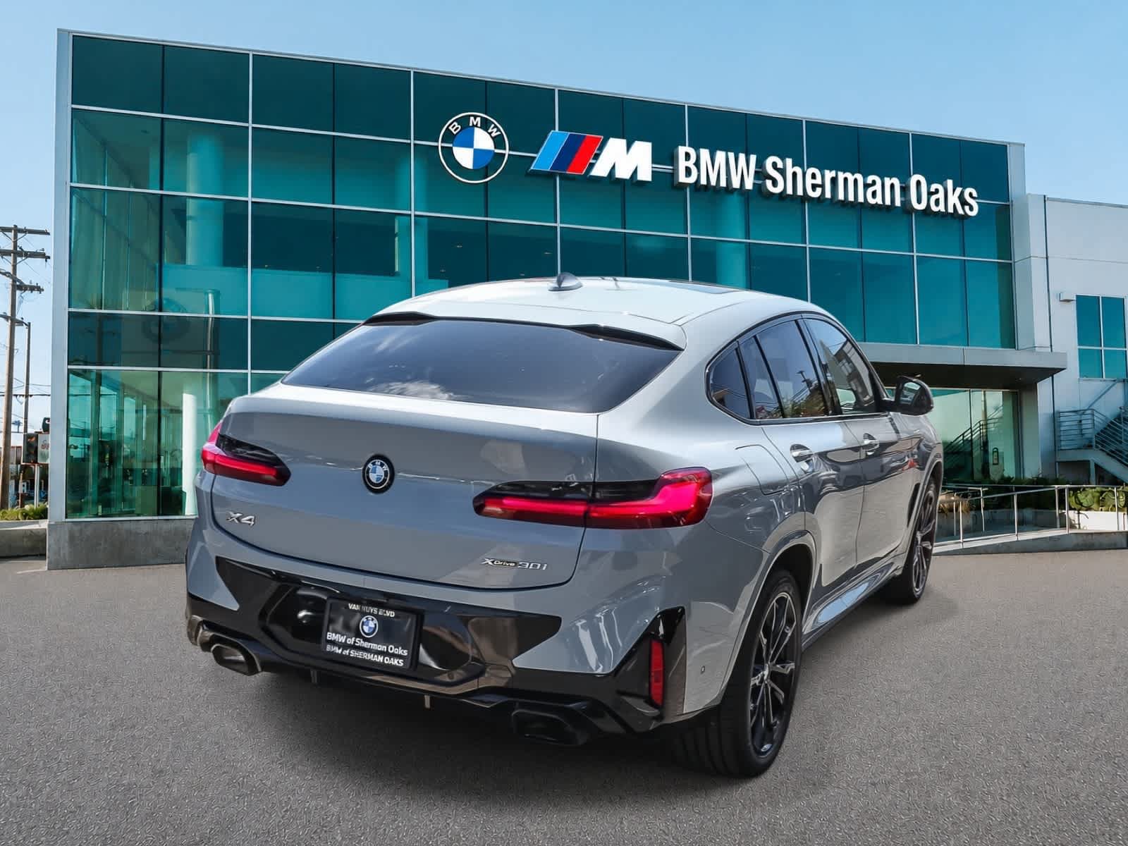 Used 2023 BMW X4 xDrive30i w/ M Sport Package AWD/4WD image 4