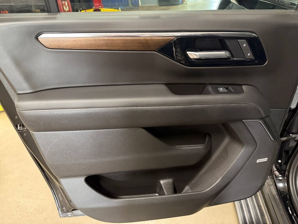 Used 2025 Chevrolet Suburban High Country AWD/4WD image 36
