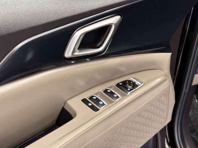 Used 2025 Kia Carnival FWD image 15