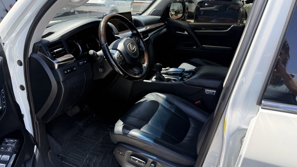 Used 2018 Lexus LX 570 4WD image 3