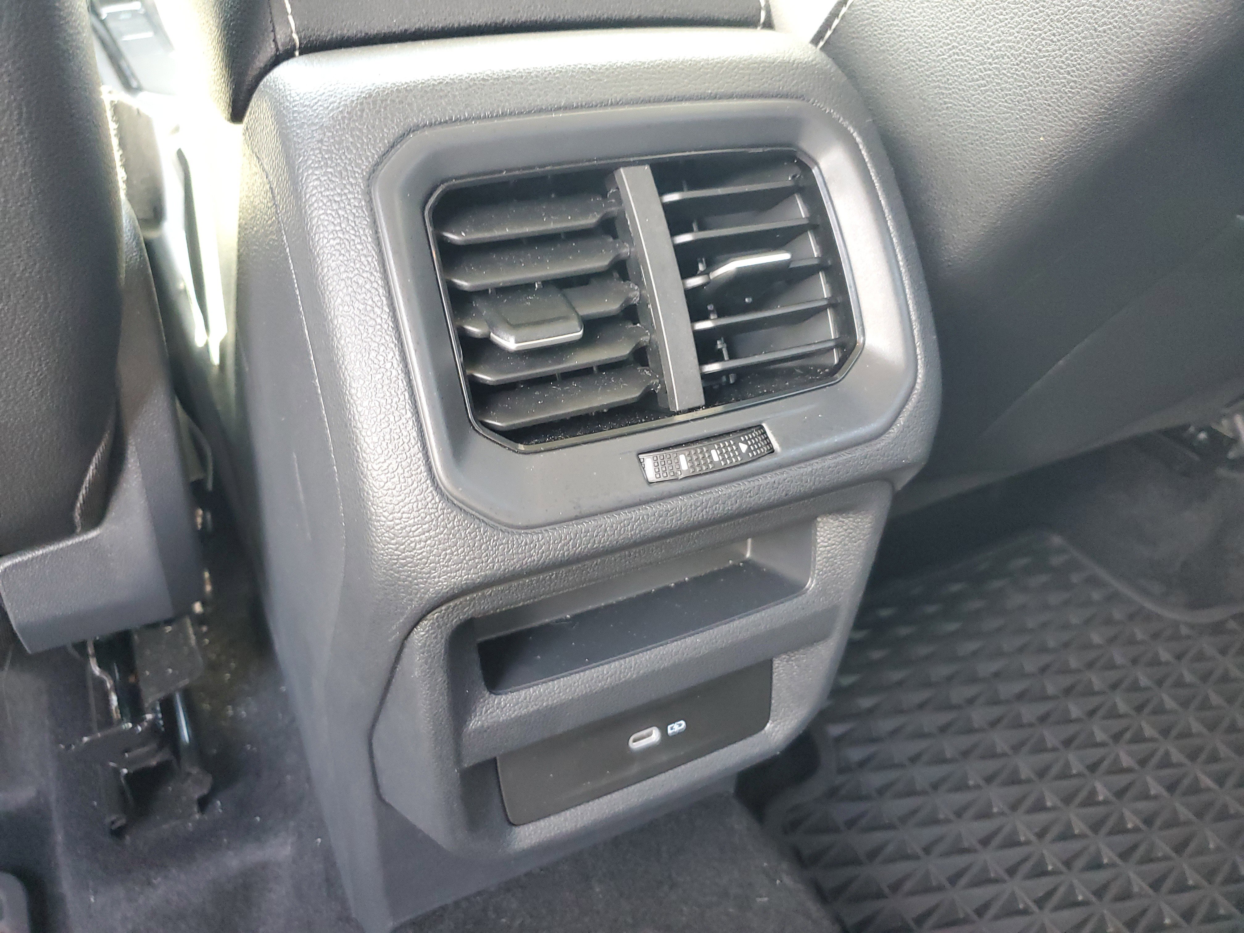 Used 2025 Volkswagen Taos SE image 16