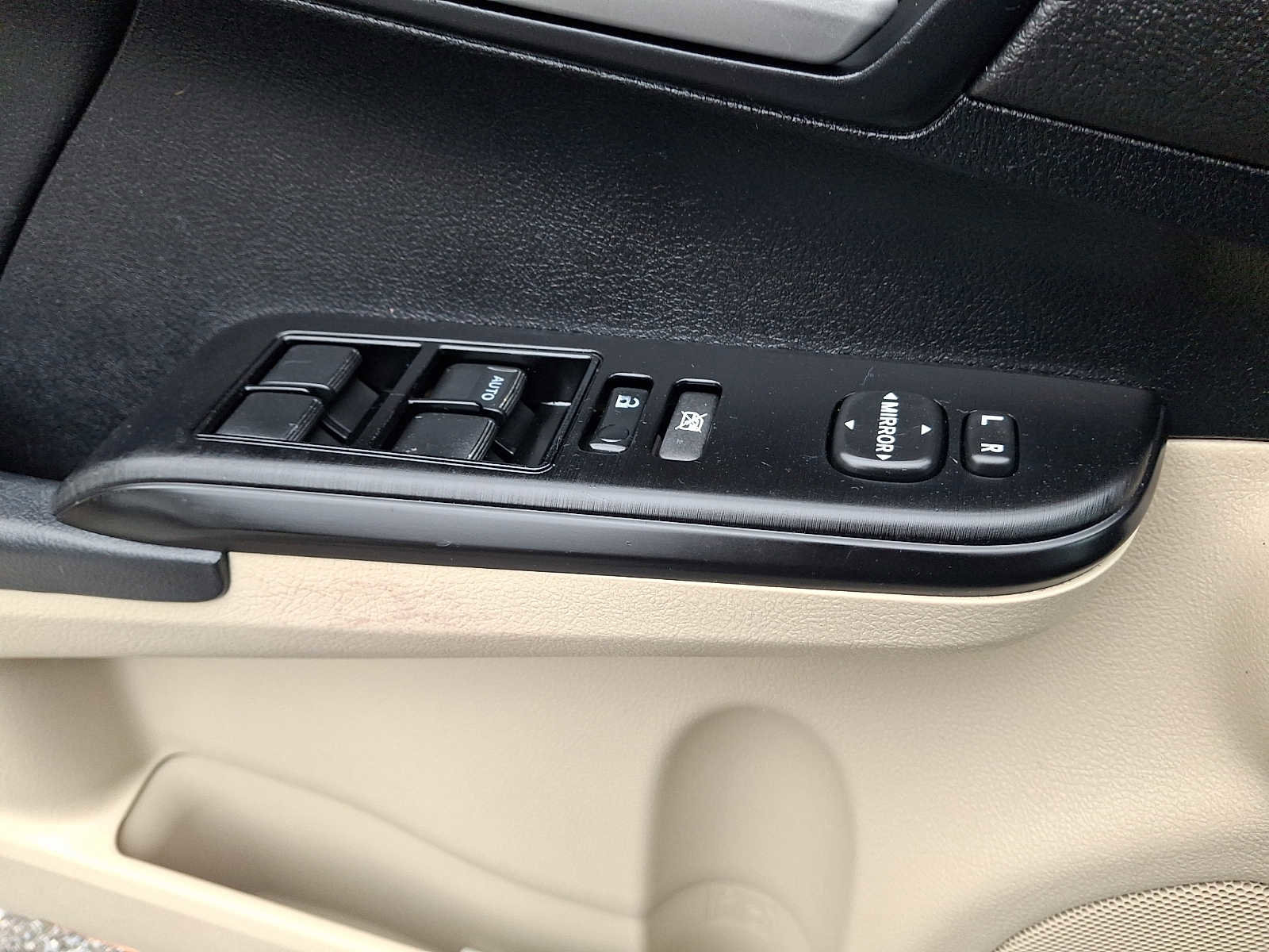 Used 2012 Toyota Camry L image 26