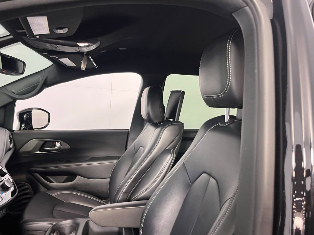 Used 2025 Chrysler Pacifica Select w/ Uconnect Theater Family Group image 23