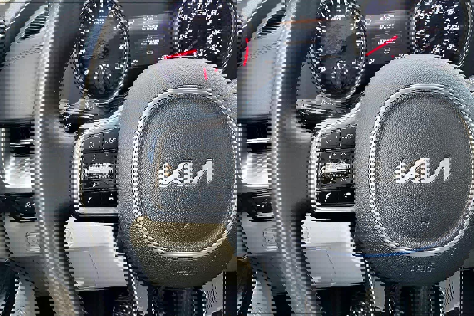 Used 2024 Kia Carnival LX image 22