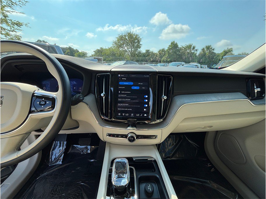 Used 2024 Volvo XC60 B5 Ultimate AWD/4WD image 11