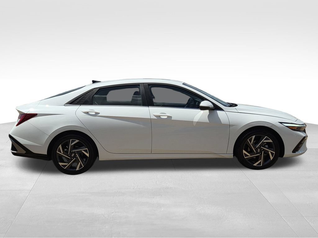 Used 2025 Hyundai Elantra Limited FWD image 5